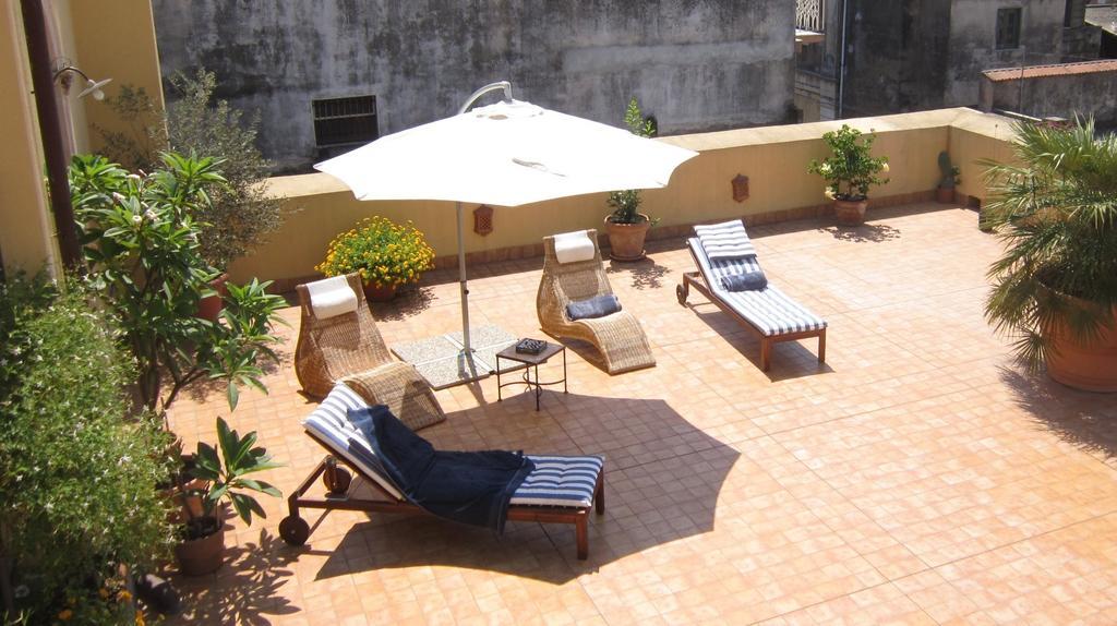 B&B Di Charme Camelie Palazzo Nicotra Рипосто Екстериор снимка