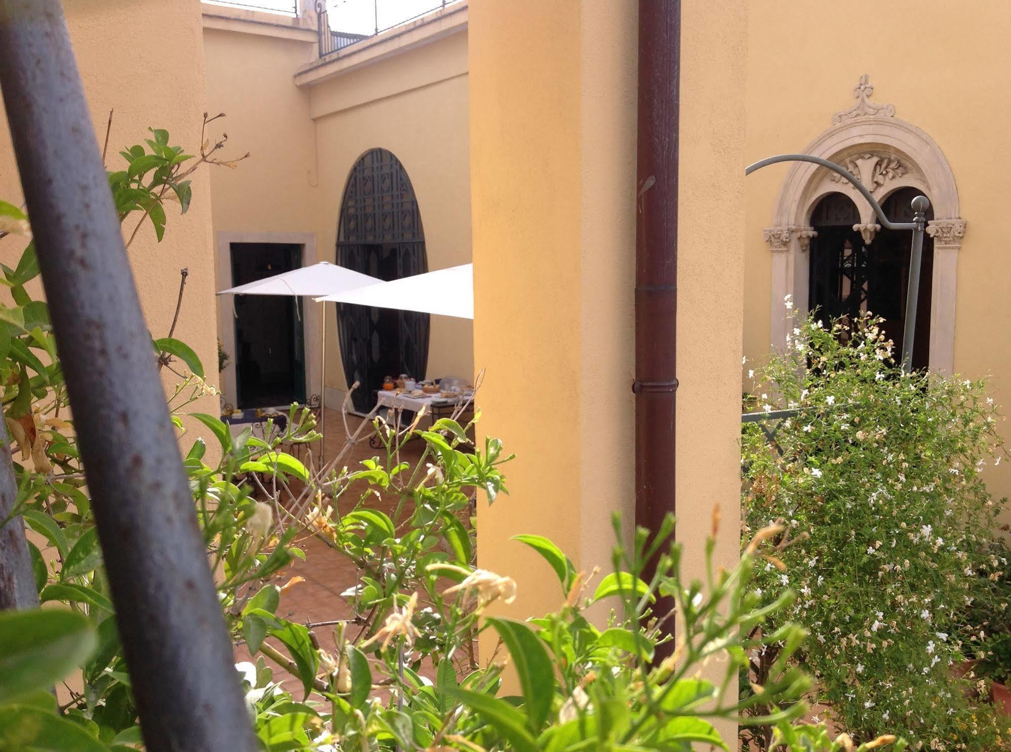 B&B Di Charme Camelie Palazzo Nicotra Рипосто Екстериор снимка