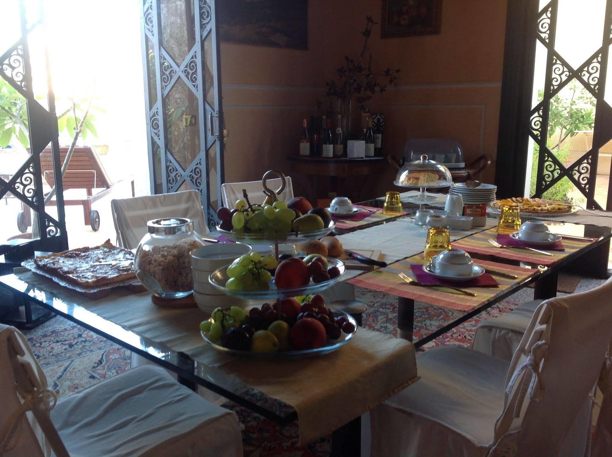 B&B Di Charme Camelie Palazzo Nicotra Рипосто Екстериор снимка
