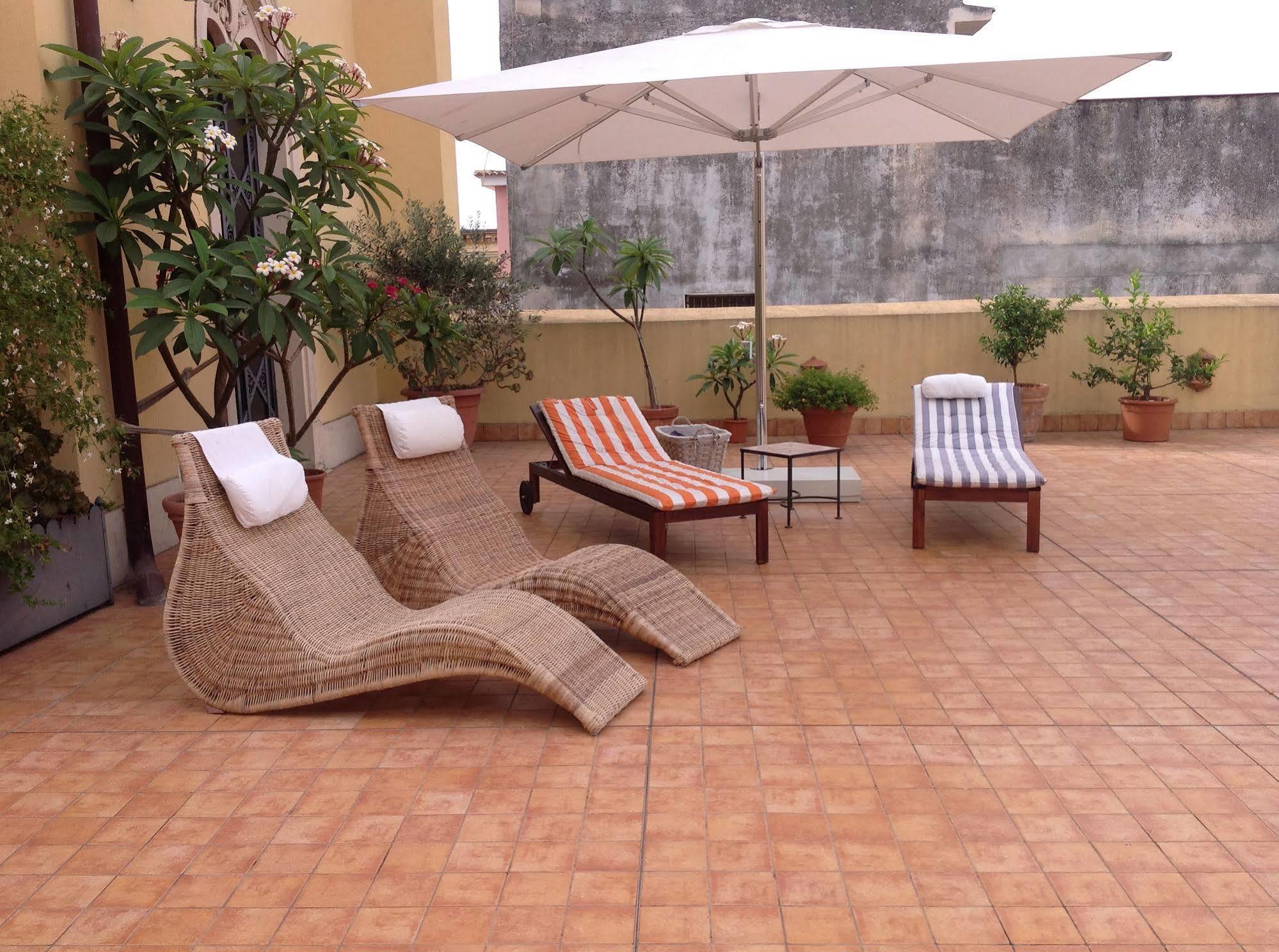 B&B Di Charme Camelie Palazzo Nicotra Рипосто Екстериор снимка