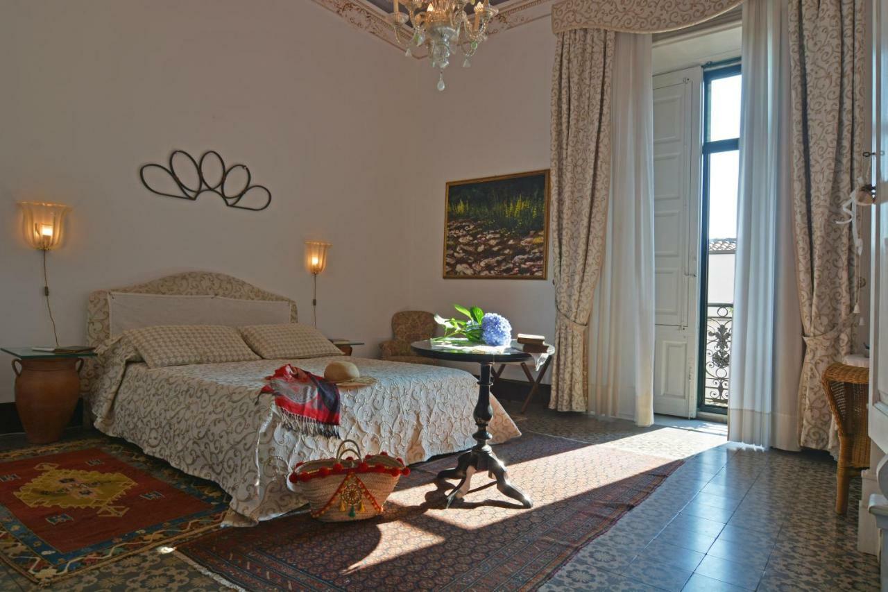 B&B Di Charme Camelie Palazzo Nicotra Рипосто Екстериор снимка