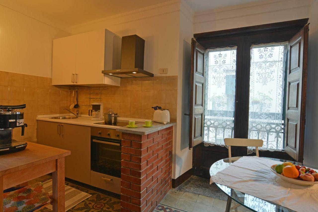 B&B Di Charme Camelie Palazzo Nicotra Рипосто Екстериор снимка