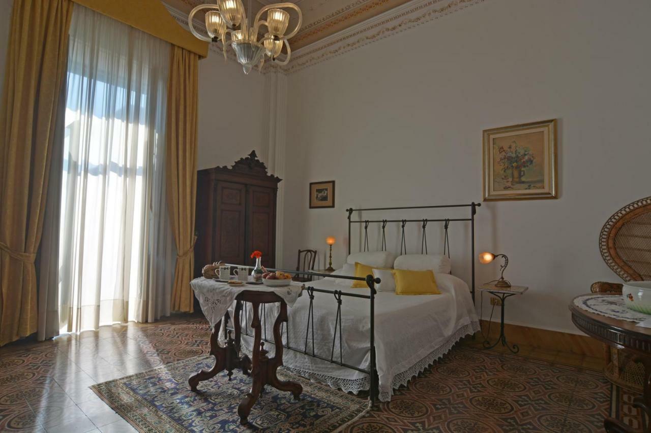 B&B Di Charme Camelie Palazzo Nicotra Рипосто Екстериор снимка