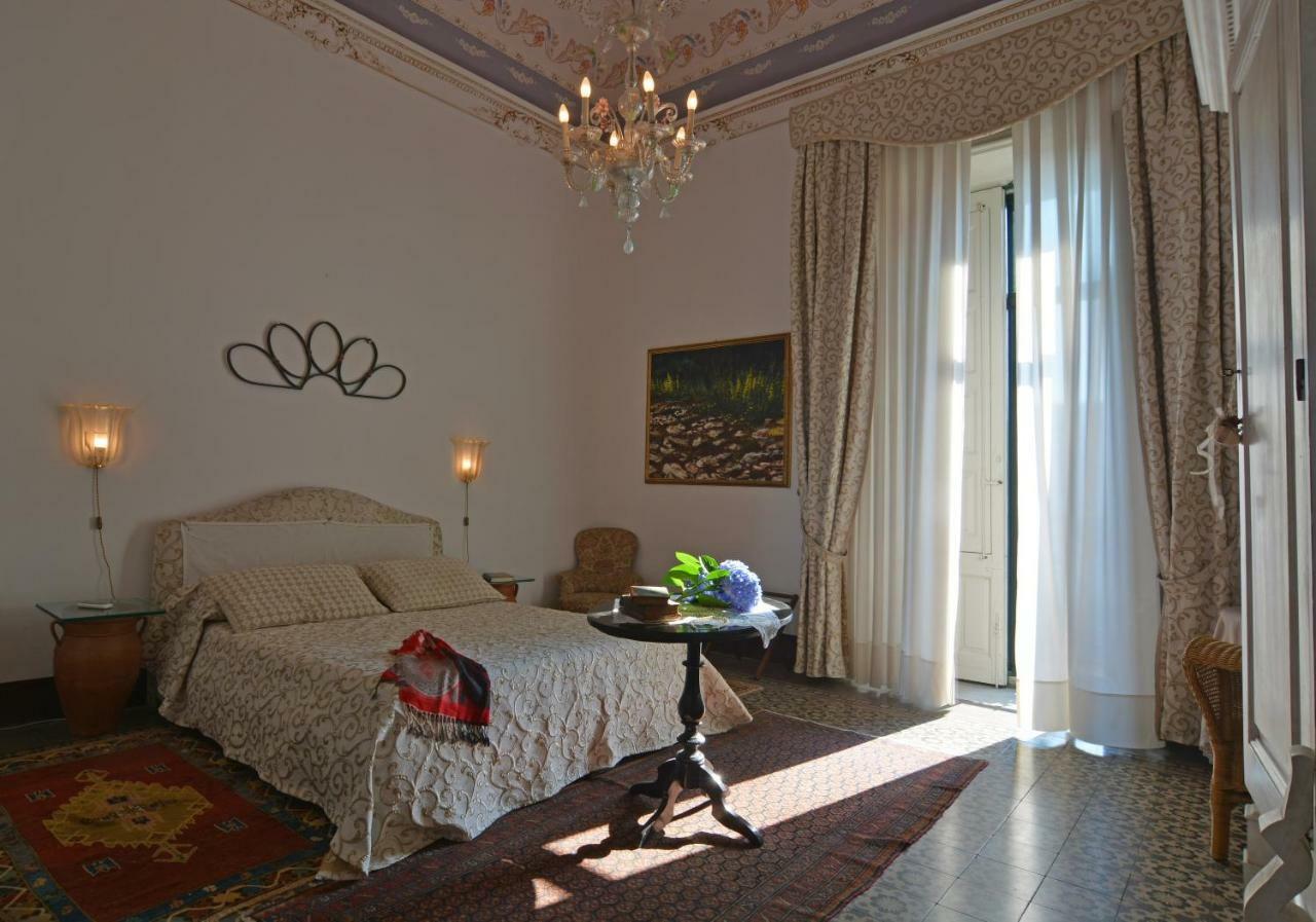 B&B Di Charme Camelie Palazzo Nicotra Рипосто Екстериор снимка