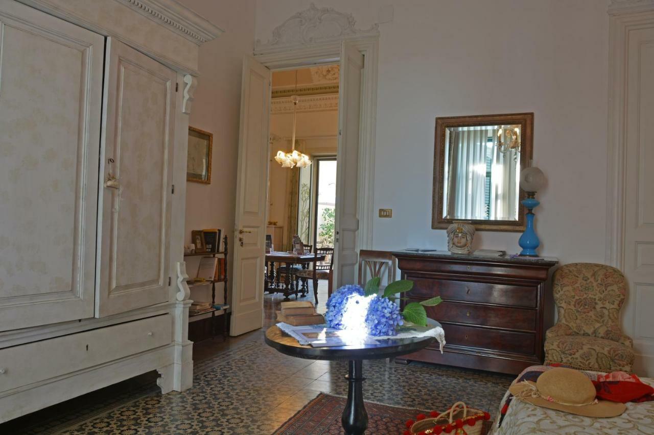 B&B Di Charme Camelie Palazzo Nicotra Рипосто Екстериор снимка