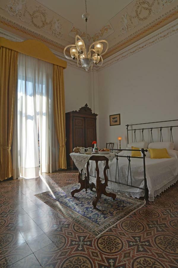 B&B Di Charme Camelie Palazzo Nicotra Рипосто Екстериор снимка