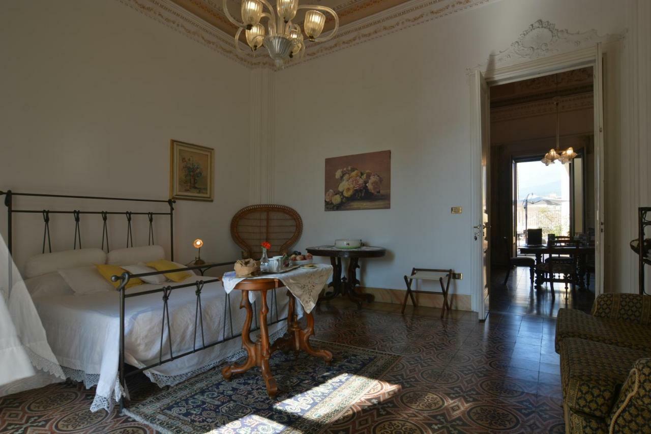 B&B Di Charme Camelie Palazzo Nicotra Рипосто Екстериор снимка