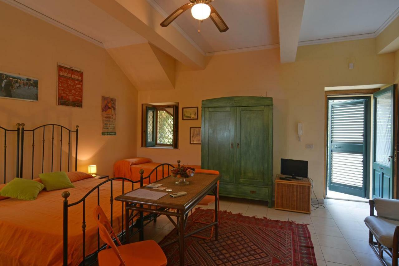 B&B Di Charme Camelie Palazzo Nicotra Рипосто Екстериор снимка