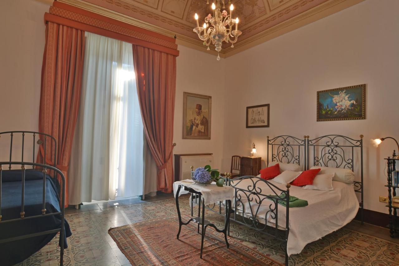 B&B Di Charme Camelie Palazzo Nicotra Рипосто Екстериор снимка